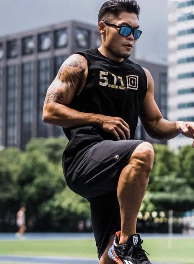 40岁的李玖哲消失一段时间后减了50斤从小胖子成为肌肉男神