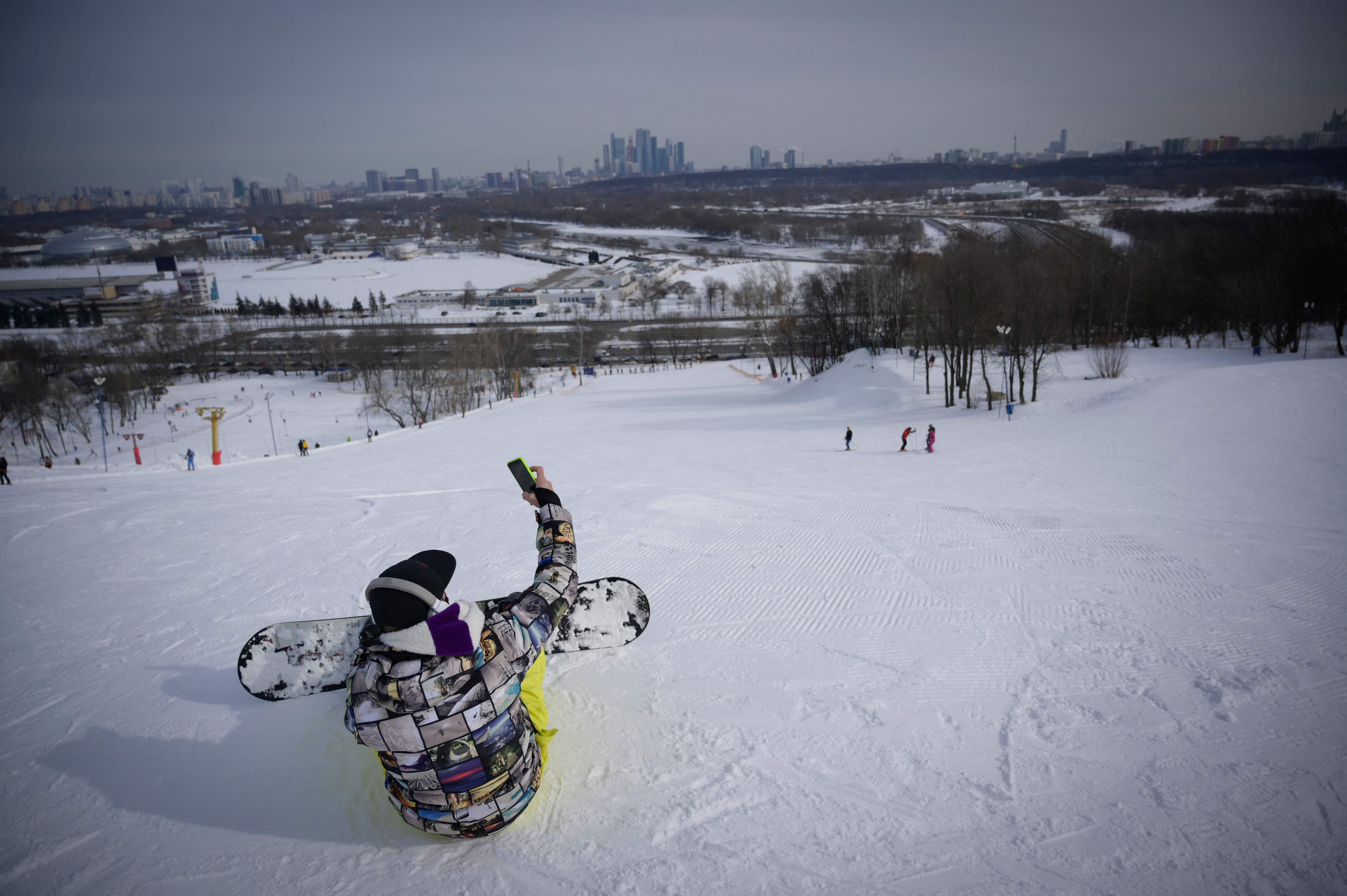 外代,2021年3月13日 3月12日,一名滑雪者在俄罗斯莫斯科一公园内自拍