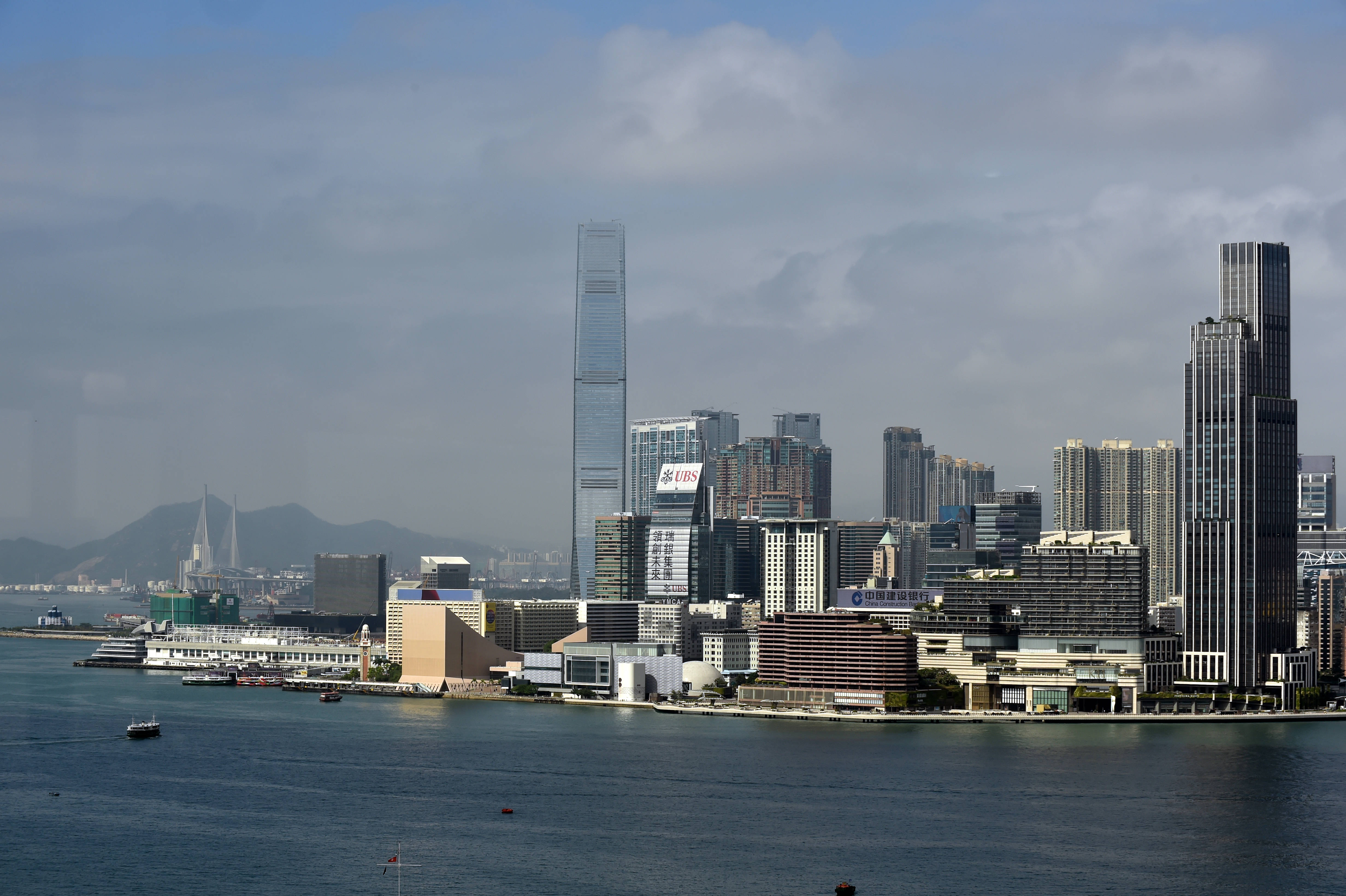 香港九龙地标——环球贸易广场(左)(2020年11月19日摄)