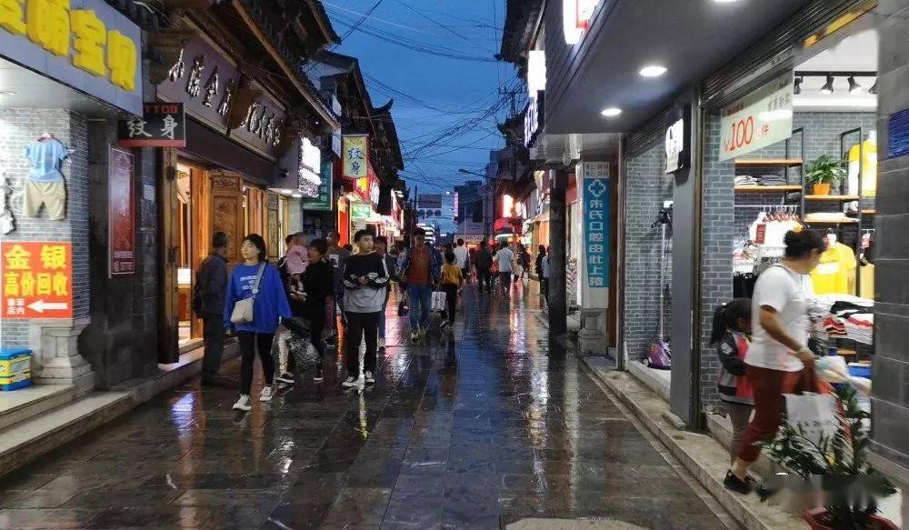 漫步通海古城,行走在纵横交错的街巷里,古朴的老宅历经岁月沉淀,静守