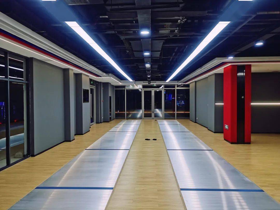 玉博国际击剑(鄞州馆),场馆面积800平方米,体适能训练区,8条专业剑道