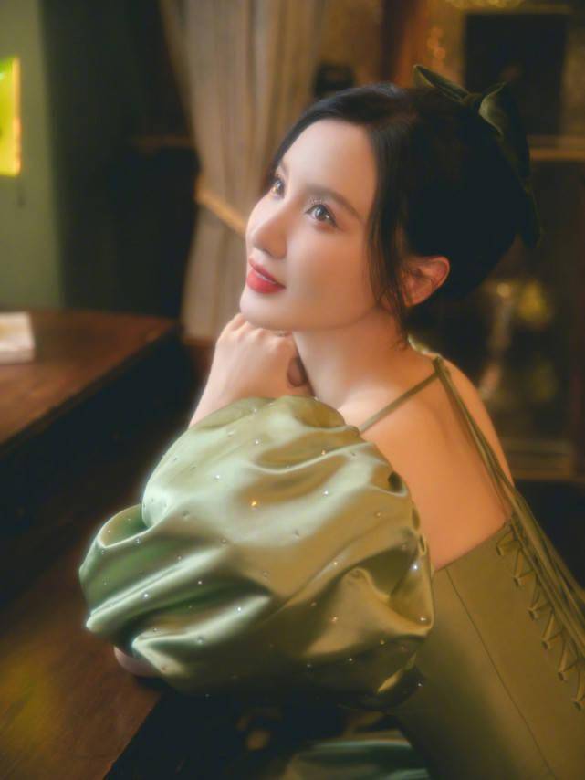 张萌医院晒光头照自侃龙抬头人家剪发我光头颜值耐打依旧很美