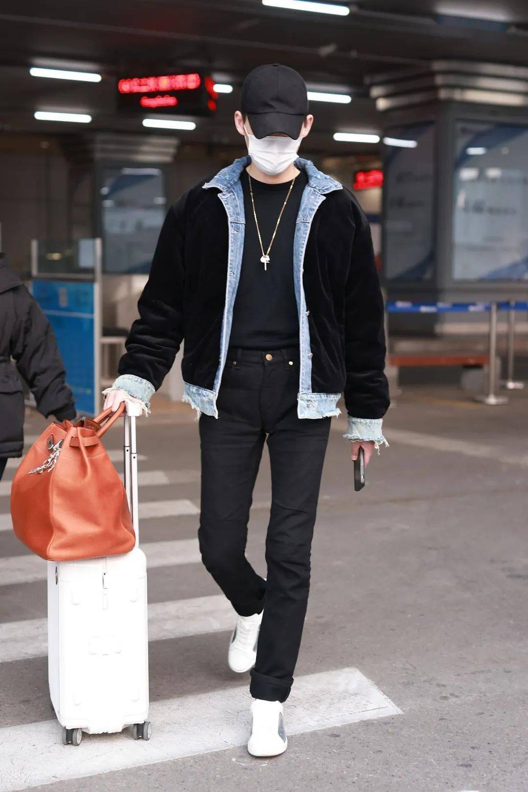 男星街拍陈伟霆低调现身枪爷mgk扎小辫外出