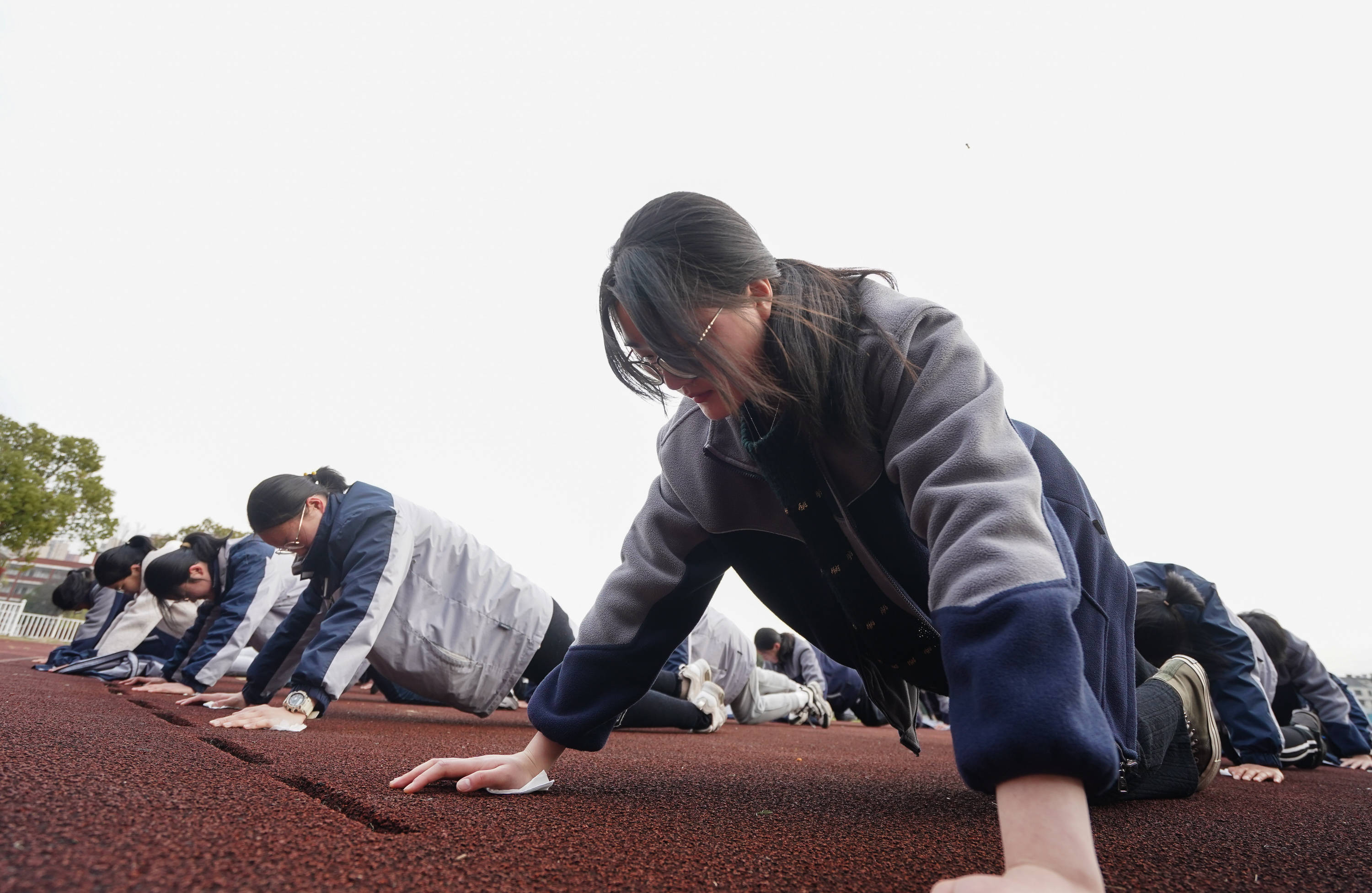 江苏锡山高中:天天一节体育课 每天锻炼一小时