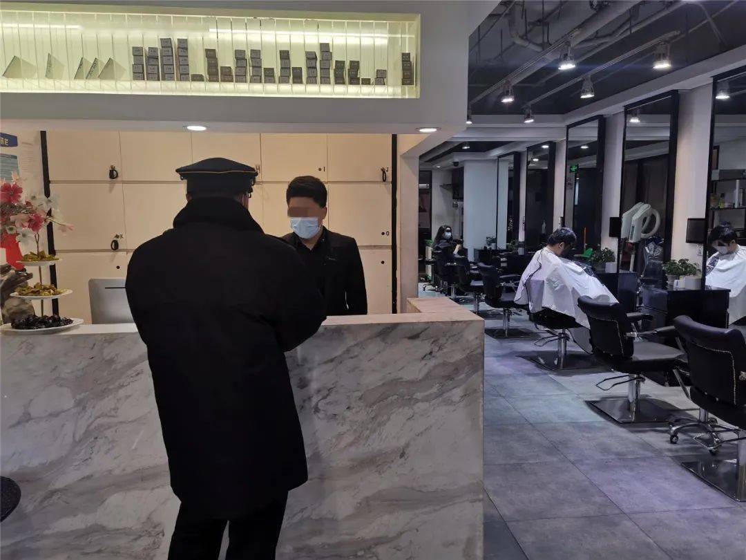 口罩佩戴要正确:所有进店人员均需要全程正确佩戴口罩,工作人员要及时