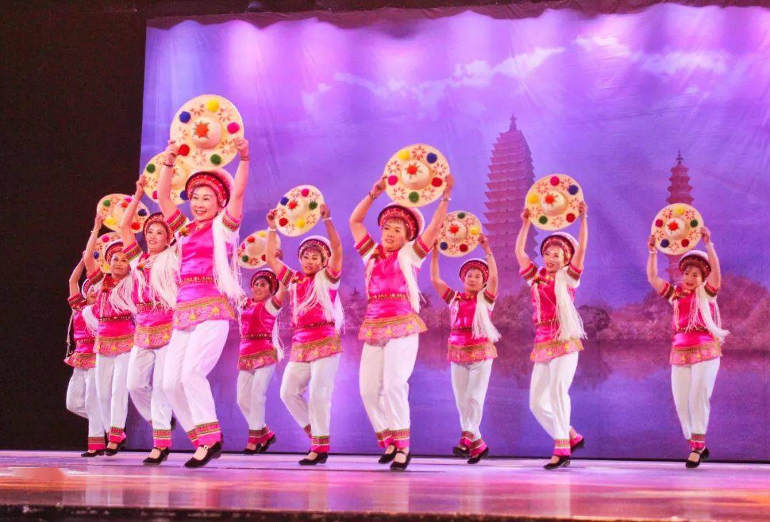 现场带来非遗项目《霸王鞭》,《八角鼓》,《左脚舞》以及大理各民族