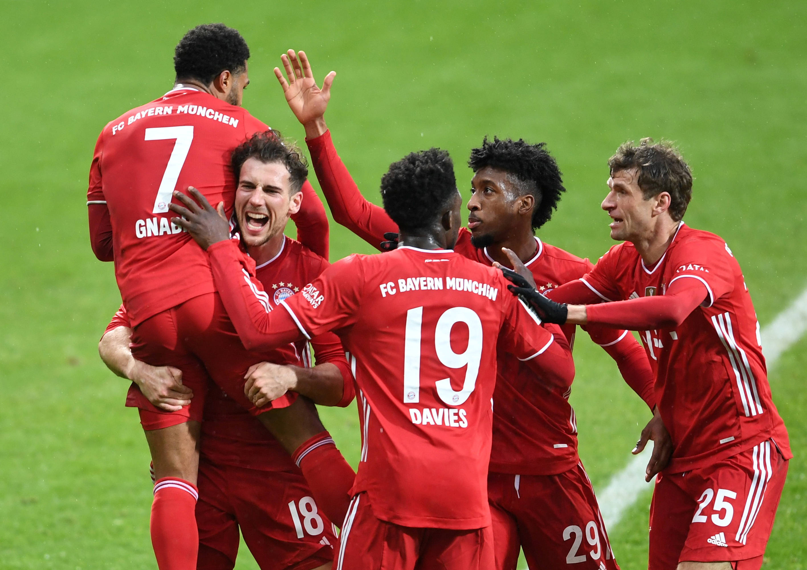 新华社照片,路透,2021年3月14日3月13日,拜仁慕尼黑队球员格纳布里(左