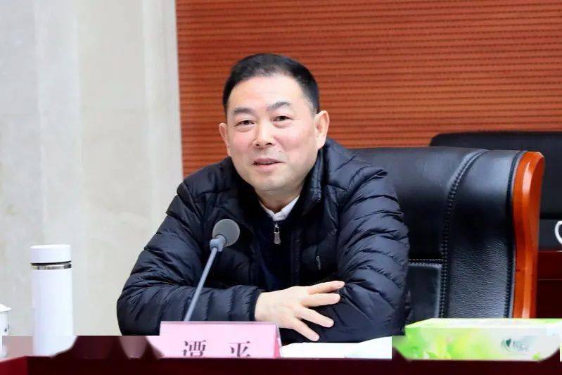 厅党组副书记谭平同志结合自己参加全省第三期市厅级领导干部学习贯彻