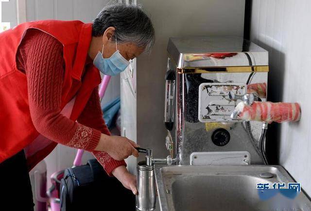 火车接热水图片 328bbe6a05424fb890a3ae2c1baa4022.jpeg