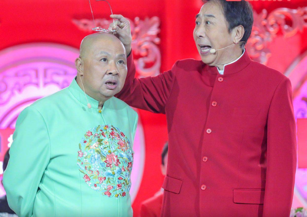 64岁冯巩坐公交被偶遇眼部皱纹明显回答粉丝问题如同说相声