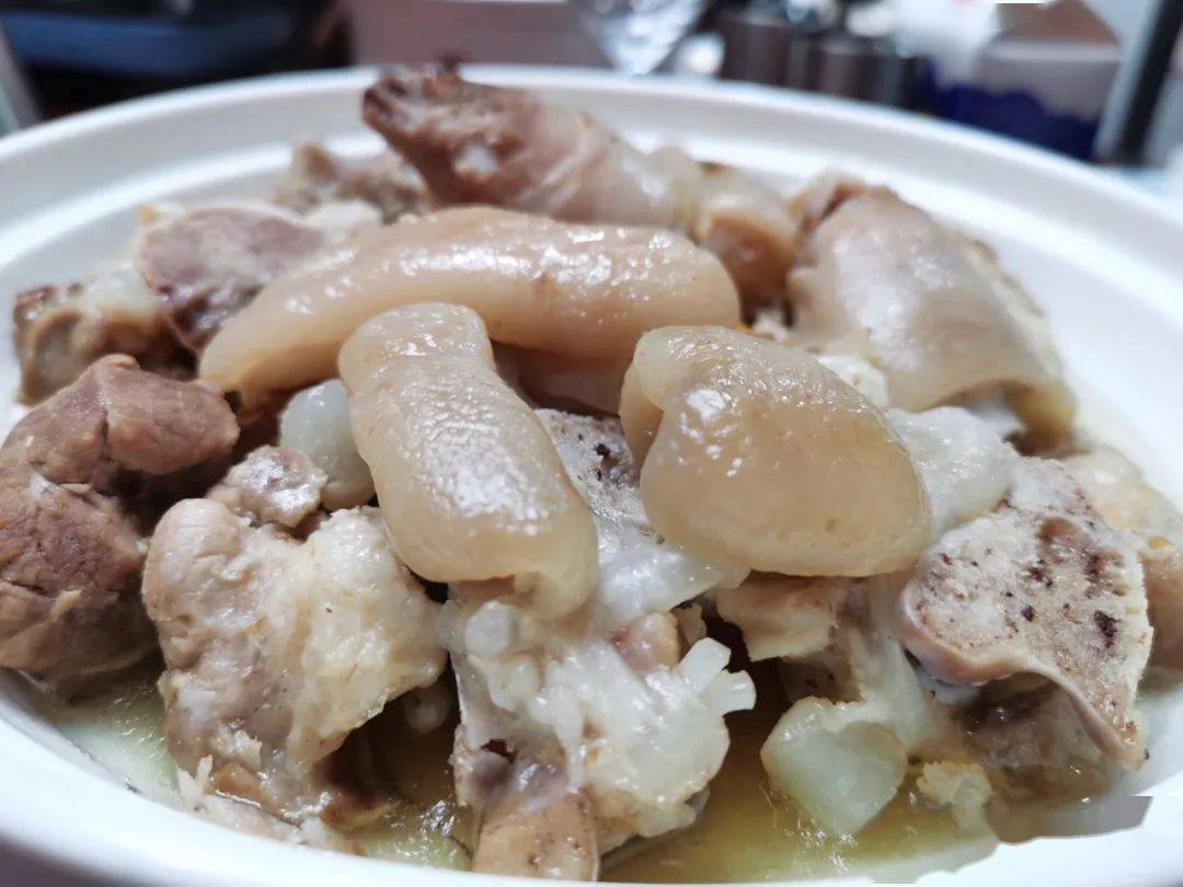 98元香藤根蒸猪脚就是很好奇别家的土猪肉汤为什么会那么清甜,是不是