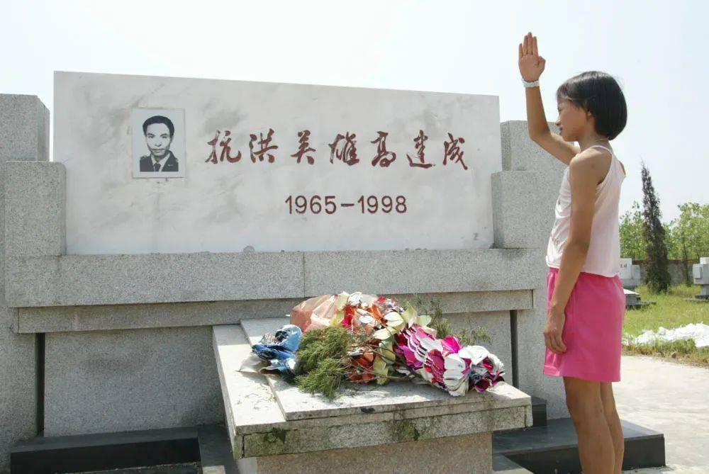 2002年8月29日,江珊向设立在湖北省嘉鱼县簰洲湾民垸中堡村村边的