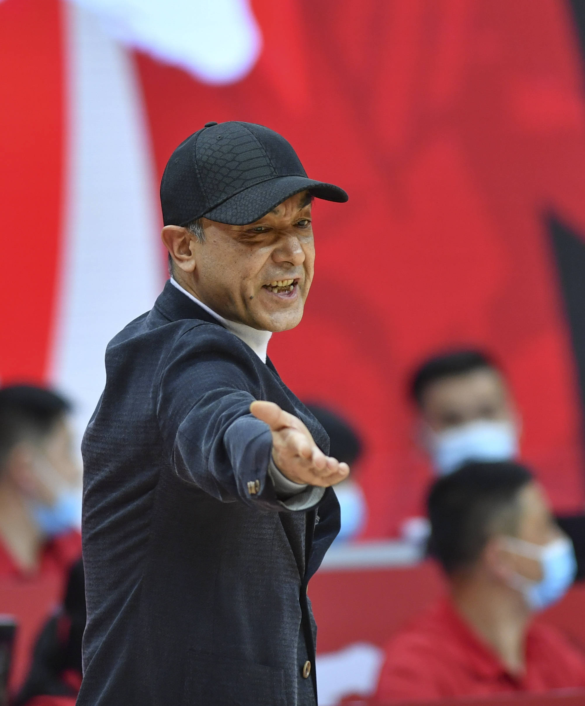 (浙江),2021年3月15日3月15日,新疆伊力特队主教练阿的江在场边指挥