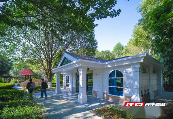 长沙县星沙中心广场旁提质提档后的公厕展现在市民面前,这座外观现代