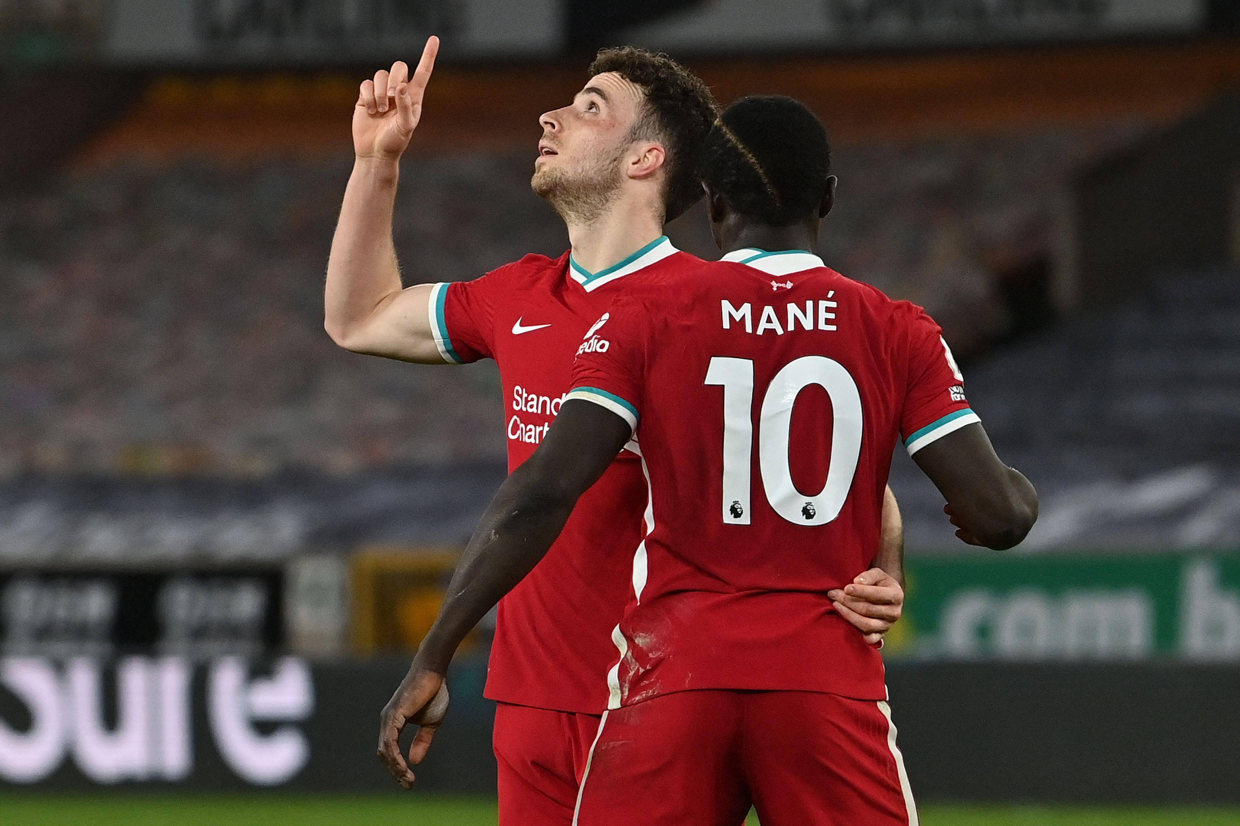 组成锋线三叉戟,法比尼奥继续担任中场角色,搭档维纳尔杜姆和蒂亚戈