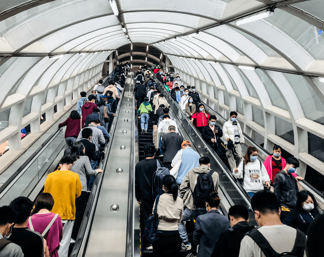 地铁夹缝里的深圳人生干不过早高峰我被公司干掉了