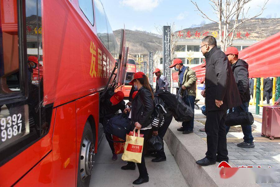 武山县杨河镇组织第五批外出务工人员复工返岗侧记