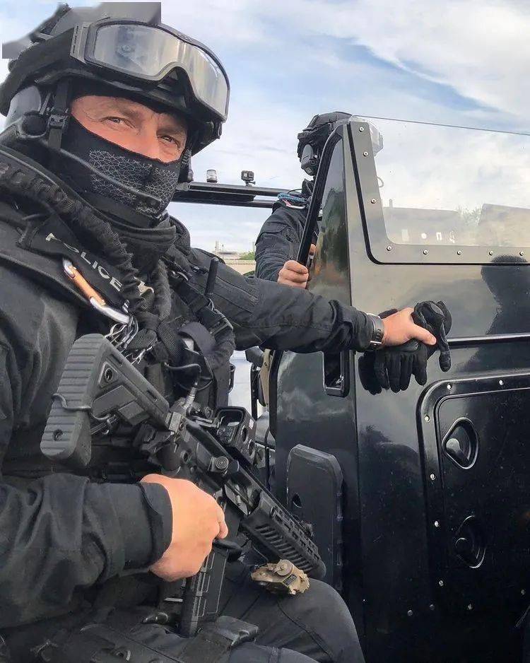 法国raid图集黑衣黑甲黑盔黑盾绝对够酷