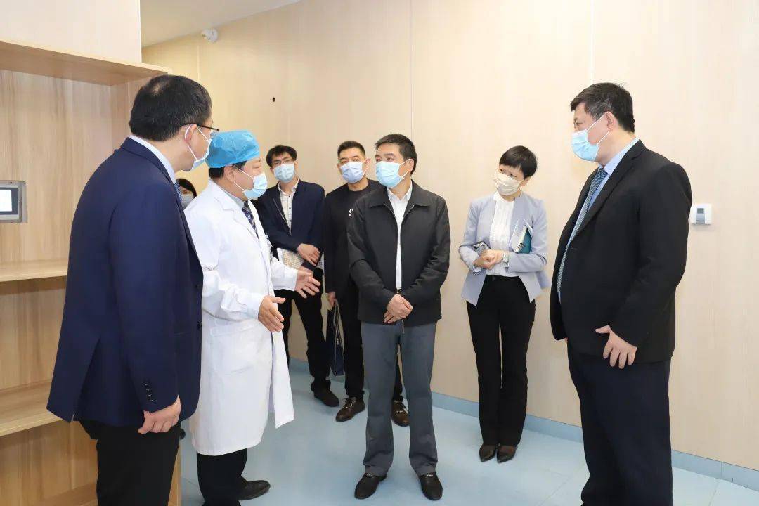 座谈会后,戴伟辉局长一行在陆骊工院长的陪同下,实地参观了介入中心