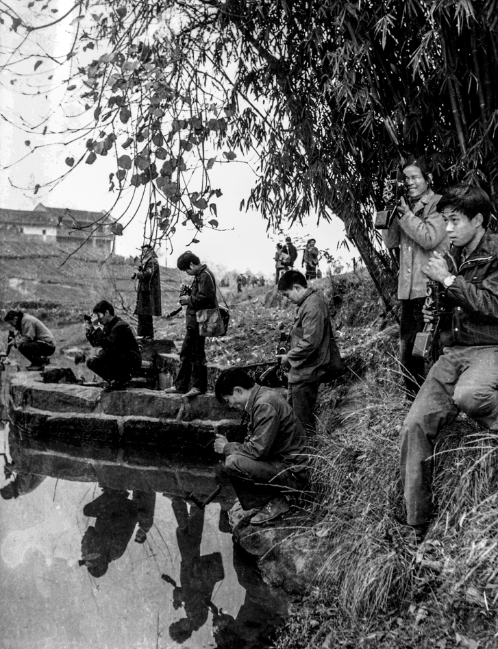 曾任渝北区摄影家协会秘书长的陈亚文 自70年代起就在石船照相馆工作