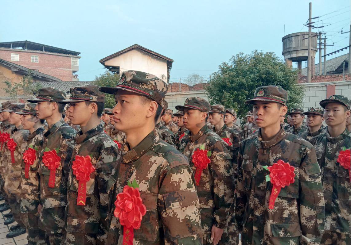 新兵从中央红军长征出发地踏上军旅新征程_于都