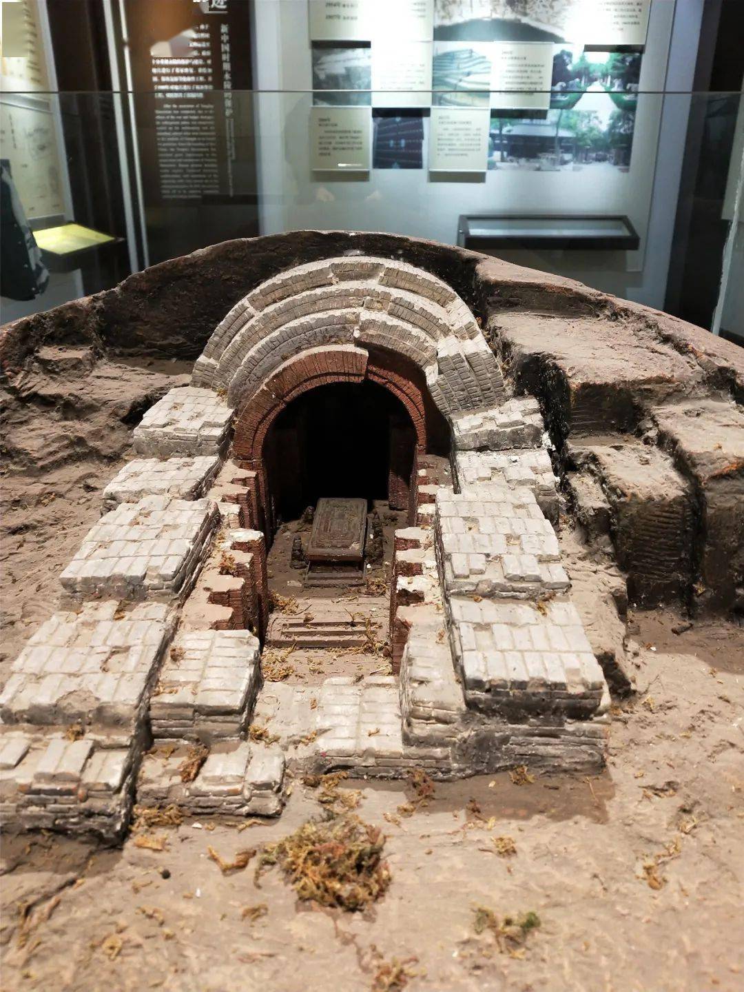 在1979年正式对外开放参观,初名王建墓博物馆,在1998年更名为"成都