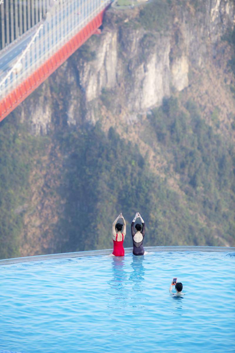 天外来仙来矮寨天桥仙居无边泳池偶遇湘西小姐姐