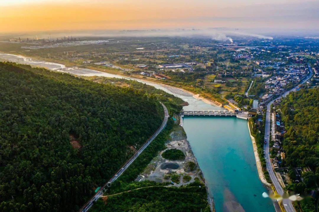 丹景山镇地处彭州地理中心,川西旅游环线,彭白路,湔江路穿境而过.