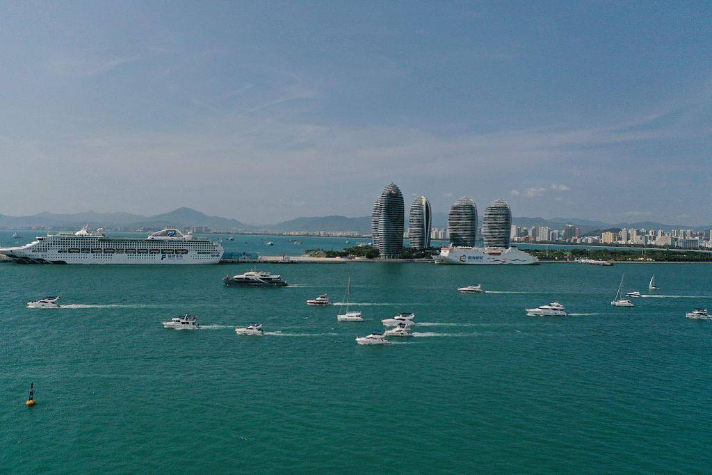 海南三亚：航拍凤凰岛国际邮轮港 游艇往来穿梭旅游热