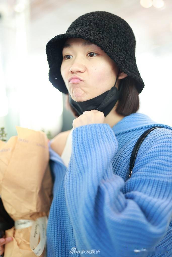 段奥娟蓝黑look露香肩小秀性感摘口罩露素颜皮肤白嫩细腻