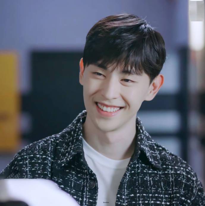 去年今日|《冰糖炖雪梨》今日开播 冰球男神邓伦帅气亮相