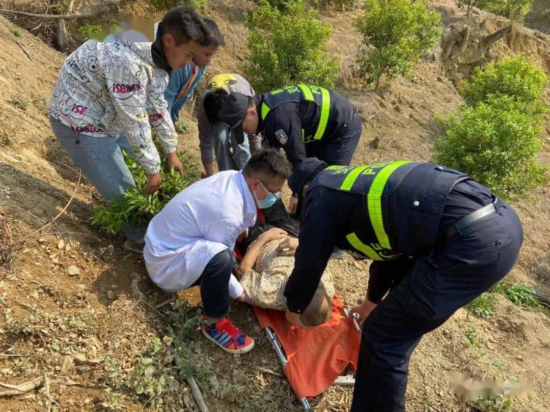 隆林这三位中学生收到警方送来的锦旗,背后原因令人暖心_猪场乡