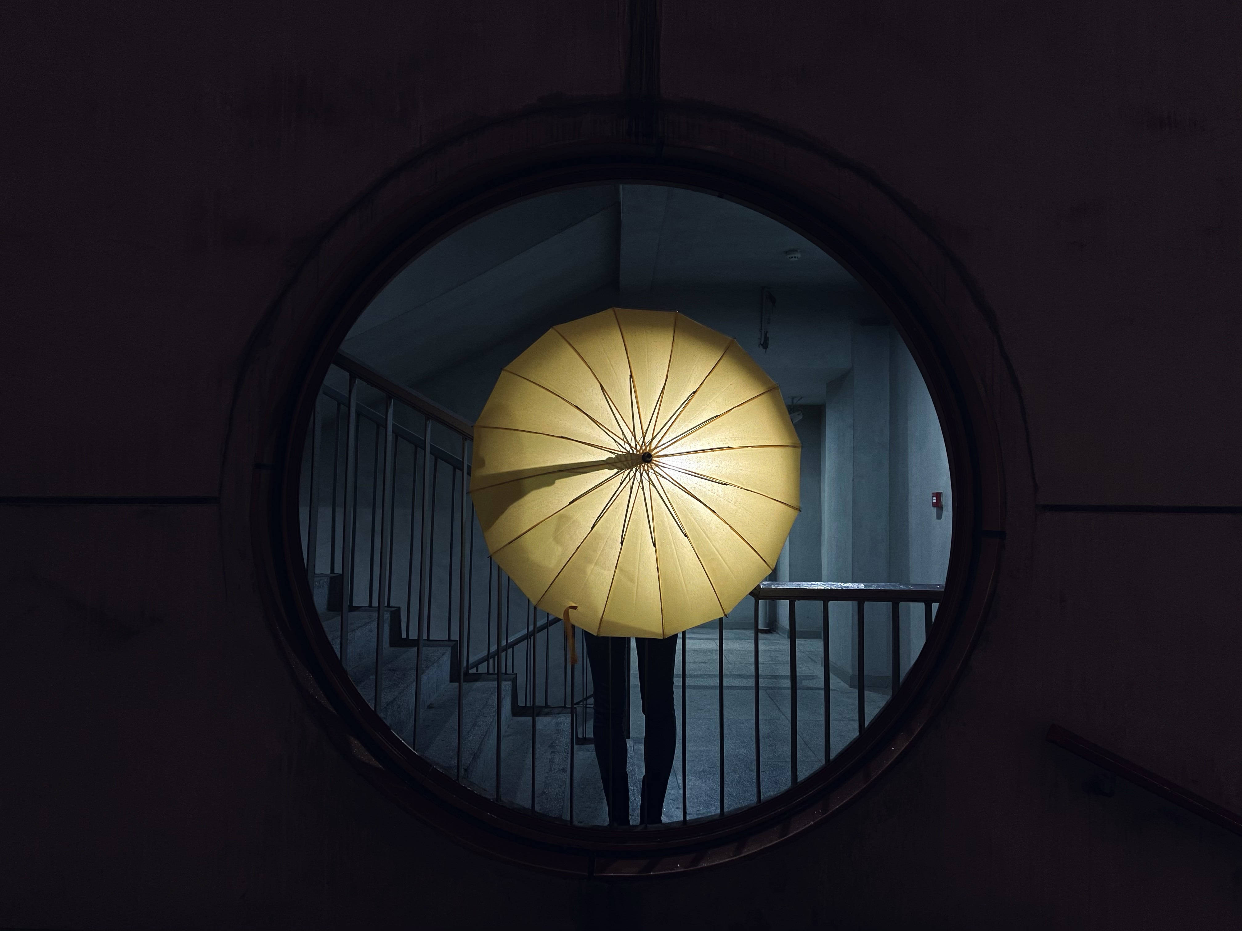 最后是来自两位摄影师的作品精选:3,特殊角度拍摄,可以将 iphone 固定