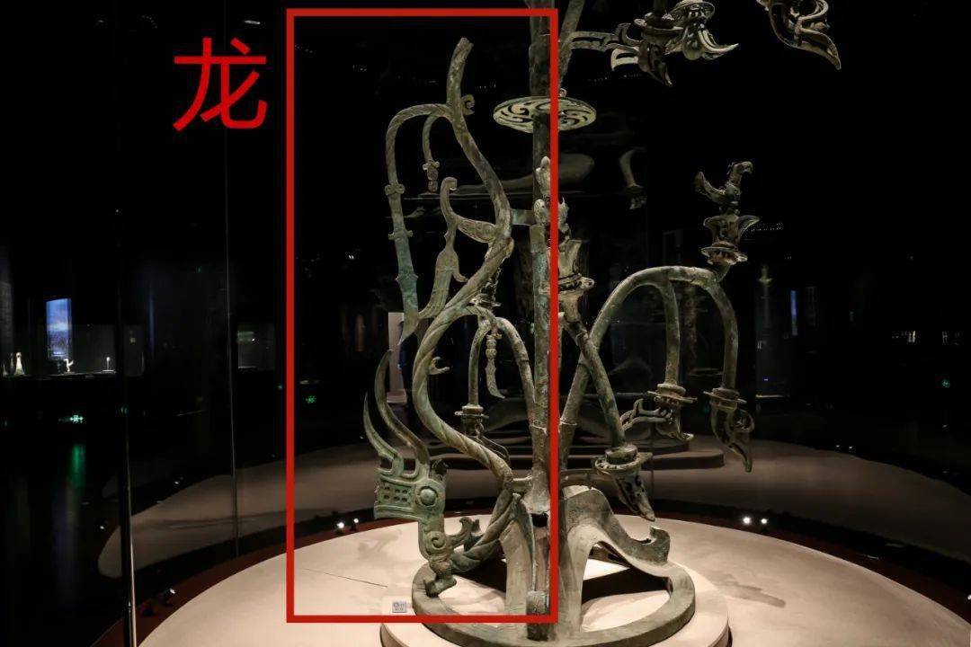树枝上分别有两条果枝,一条向上,一条下垂,果托硕大,全树共有九只鸟