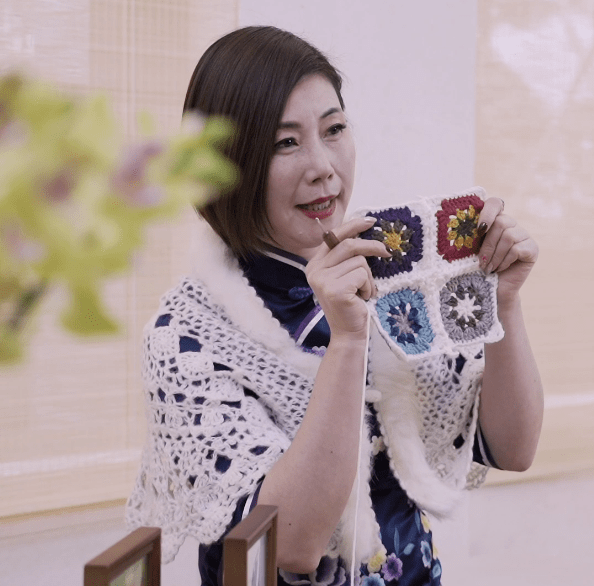 巾帼心向党美好度时光姐姐教你学编织巧手拼接有创意