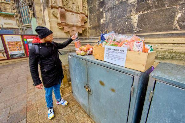 维也纳市民为观光马车捐助食物