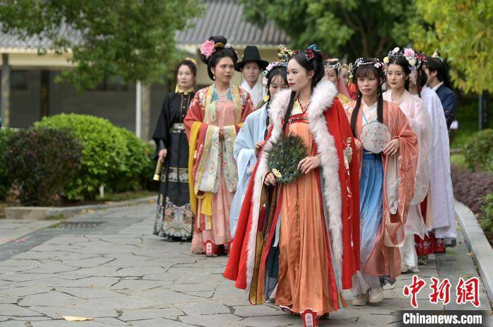 广西南宁举行传统花朝节 百余名汉服爱好者游园扮靓