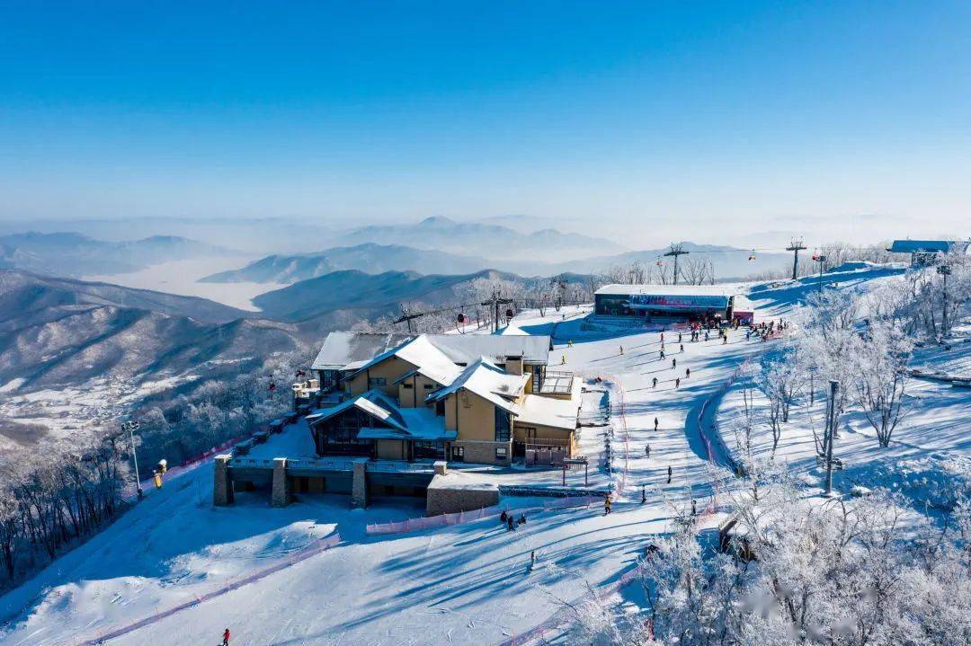 萬科松花湖度假區是我國距離大城市最近的滑雪度假區,雪道面積全國第