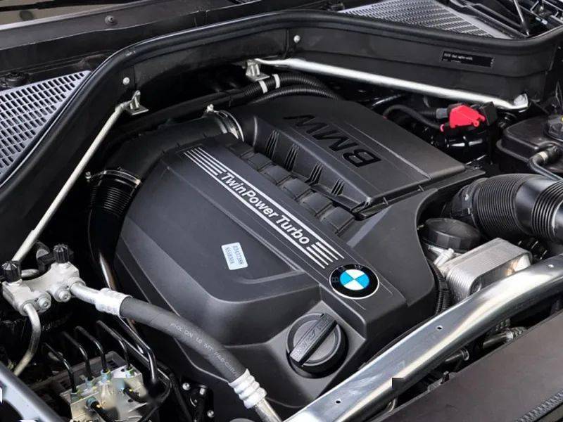 0t直列六缸发动机,后者搭载4.4t v8双涡轮增压发动机.