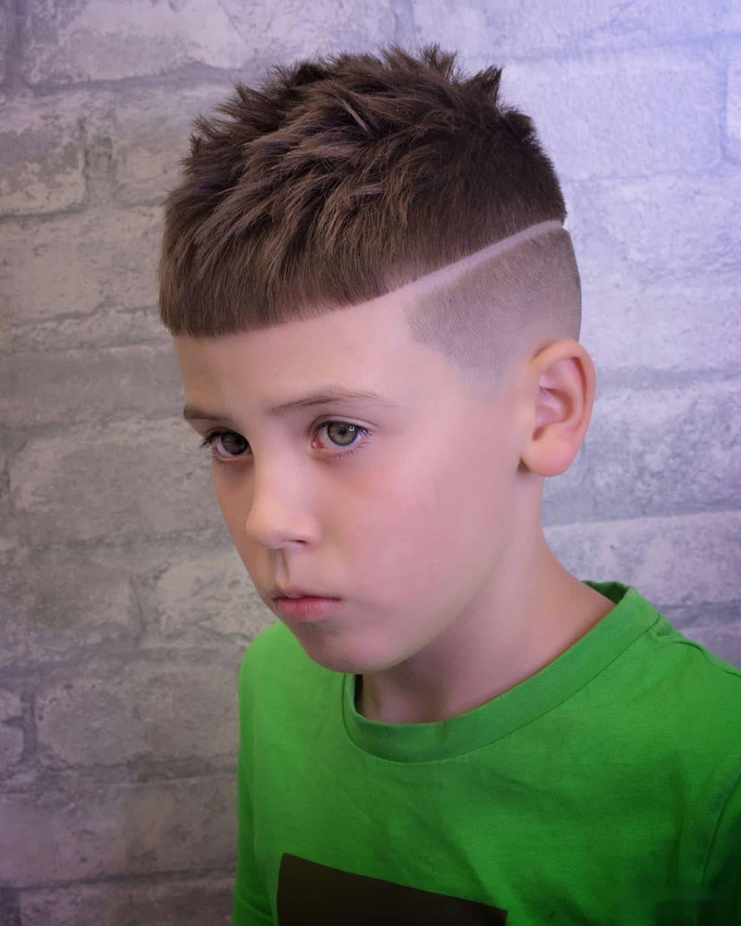 这款栗子头的小男孩发型,选择把头顶的头发打造出这种一块一块的纹理