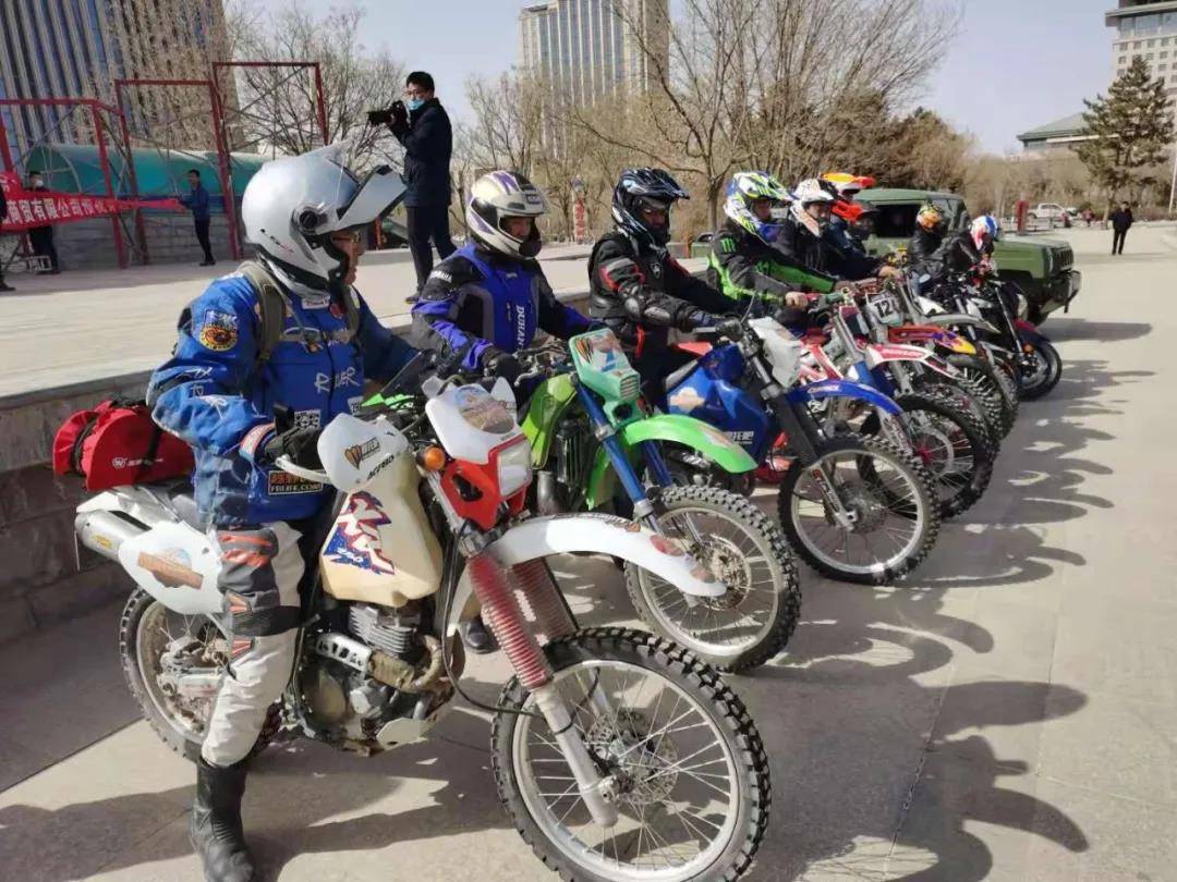 人类首次驾驶汽车摩托车穿越巴丹吉林沙漠20周年活动在金发车