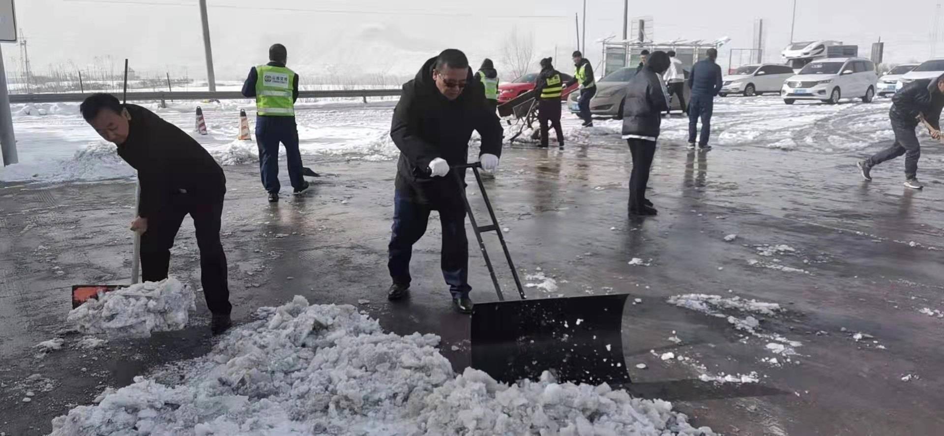 心连心 除积雪保畅通 工作