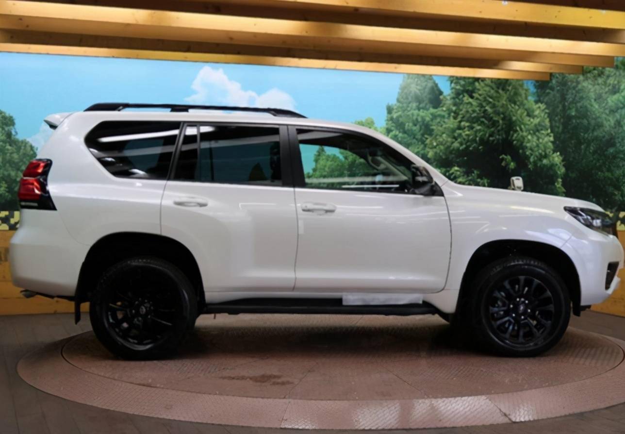 丰田普拉多变身黑武士28t柴油四驱熏黑外观真霸气