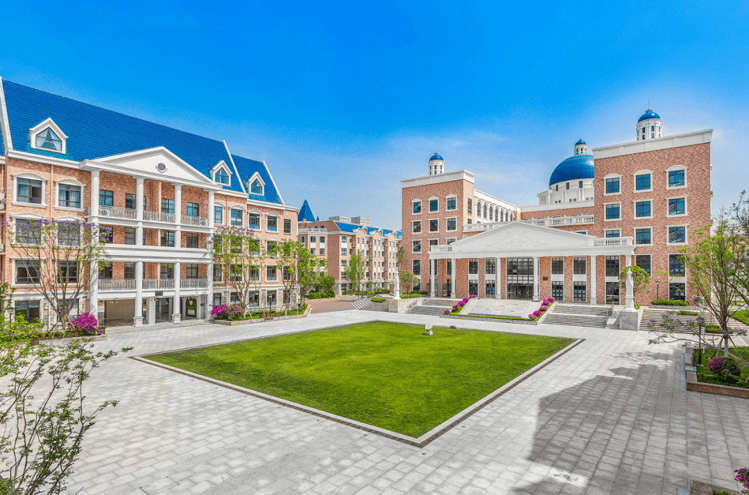 晚上打着手电筒跪在地上一遍又一遍检查细节这所迪斯尼校园很有谜