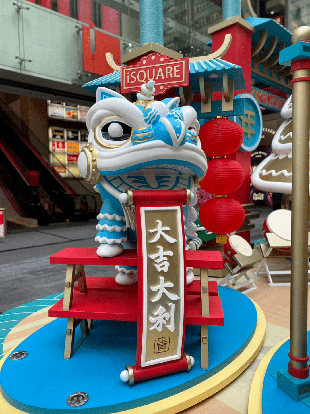 金狮舞动贺新岁香港isquare国际广场新春美陈