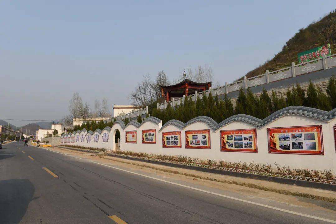 卧龙岗村:富了脑袋 鼓了口袋