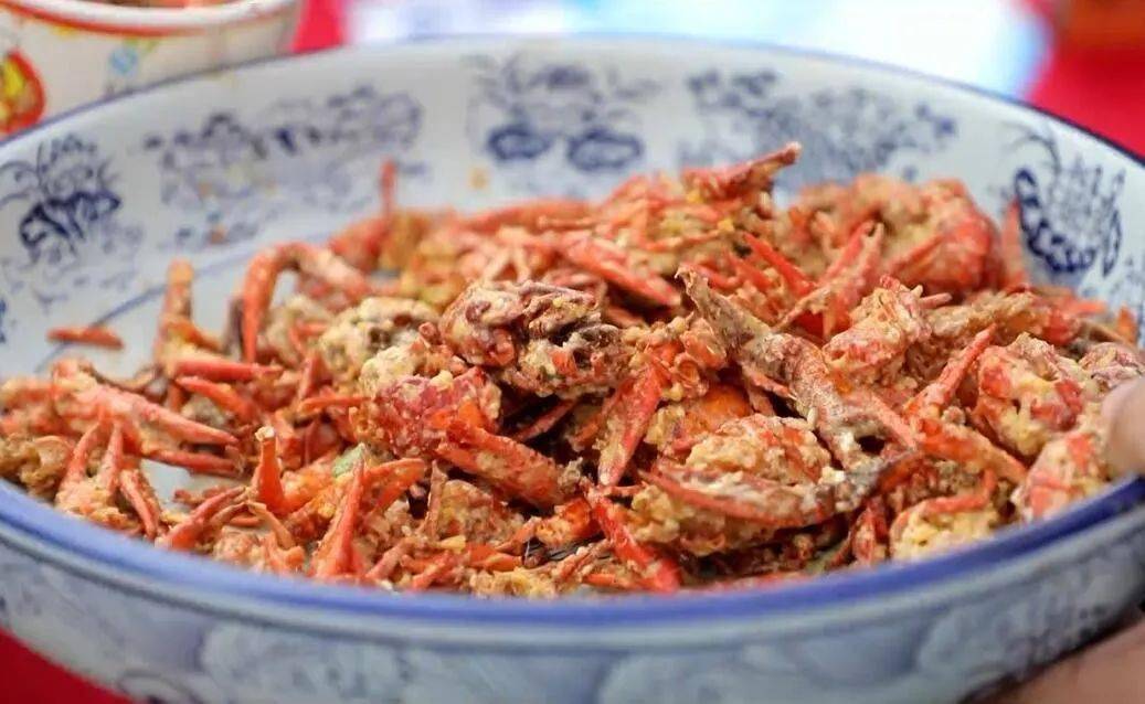 "卤虾"等近年来潜江又创新推出了是潜江的招牌名菜"油焖大虾","蒜茸虾