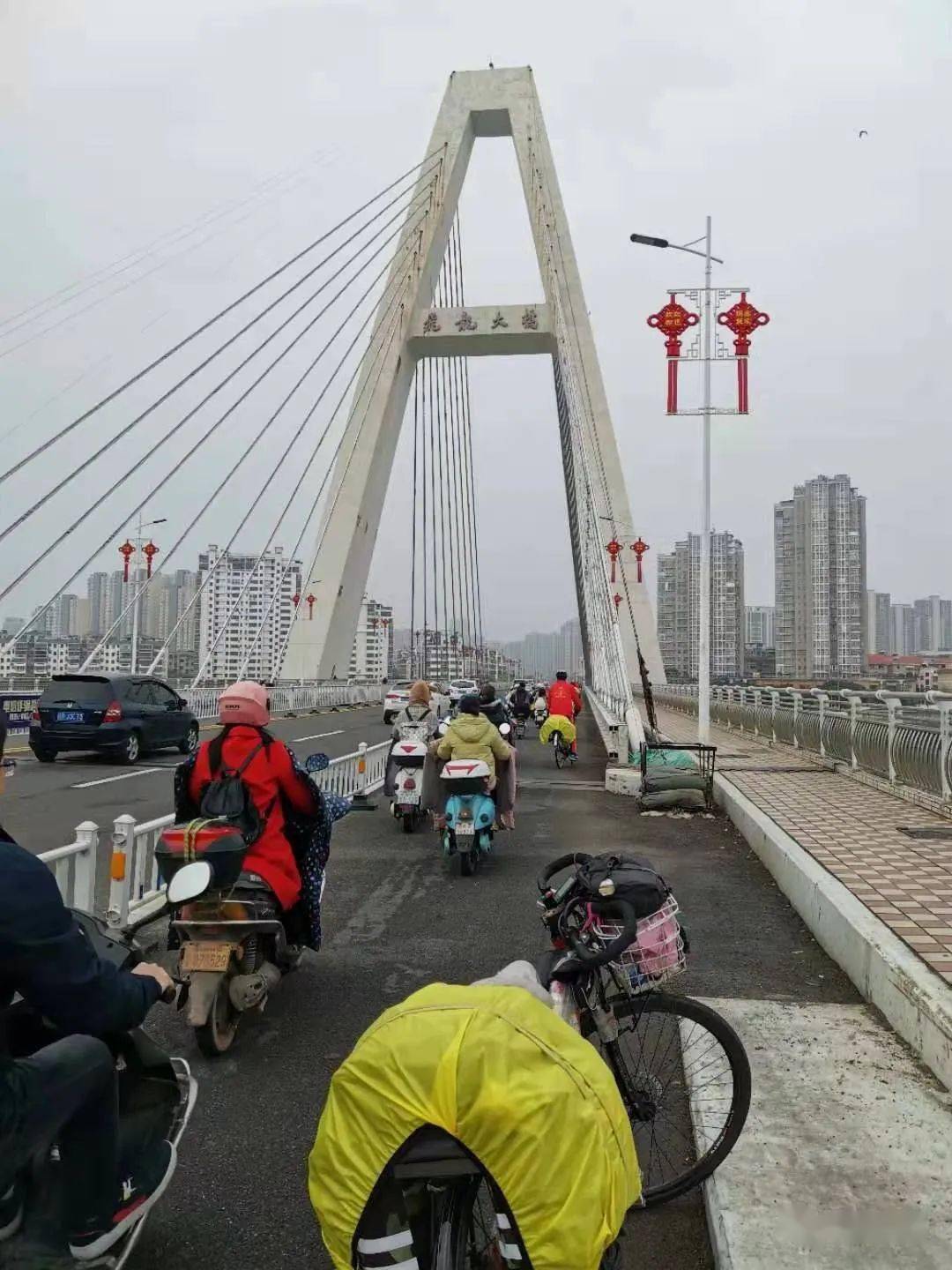 在王母渡圩后山上,骑游队员们上到山顶,参观了永固楼.