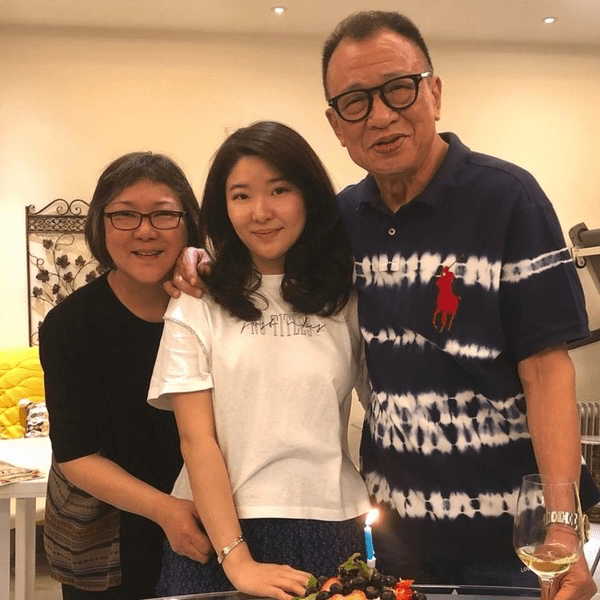 tvb老戏骨许绍雄花百万为女儿开烘培店定居新加坡住独立别墅