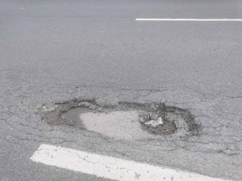 市民热线芙蓉大道路面坑洞存隐患相关单位积极修补已完工